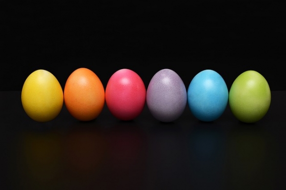 Färgglada ägg med en svart bakgrund.