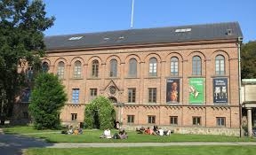 En beige byggnad som är det moderna museet i Lund.