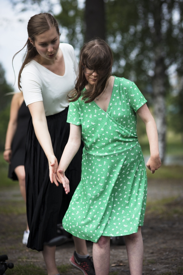 Två kvinnor i vit och grön klänning.