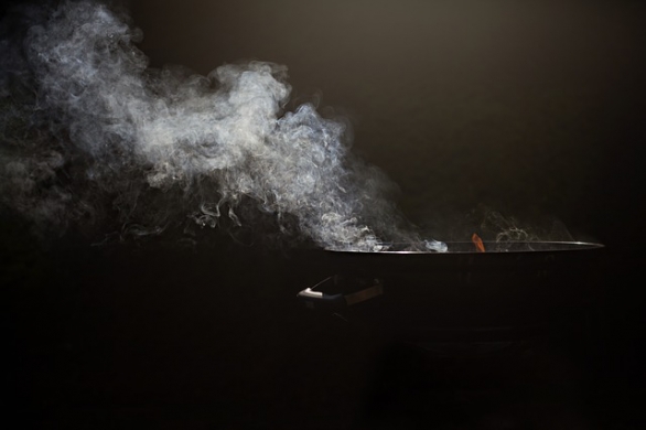 Konstnärlig bild med rök från en båt.